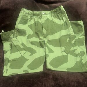 NIKE JORDAN: ESSENTIAL CHICAGO MENS PANTS. Sky J Olive Green Camo Pants. Size XL
